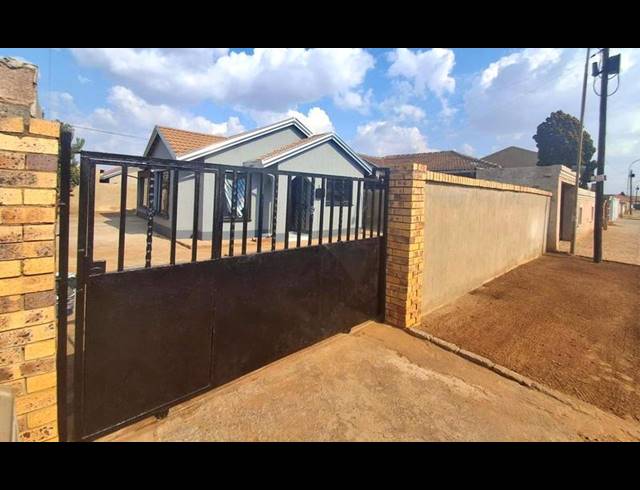3 BEDROOM HOUSE FOR SALE IN PROTEA GLEN